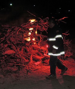 phMKHOMEPelloniStartsBonfire