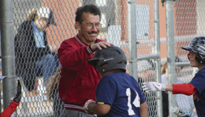 sptphrgCoachPatsPlayerOnHeadAfterTriple