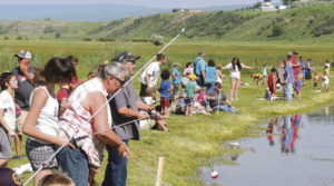 phmkCrowdAtFishingDay